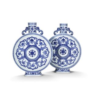 Imperial blue and white moonflasks - bianhu - Qianlong period 