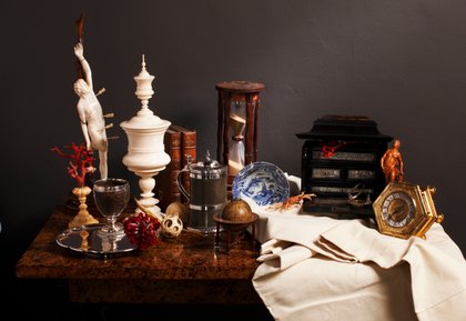 Collection of Objects - gilt table clock - Antique glass - Globe - Tankard - Blue and white porcelain Kangxi - table cabinet