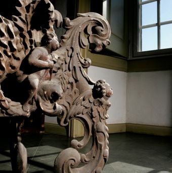 Carved wood console table - Kwab - Interior of castle  - Cherub - 